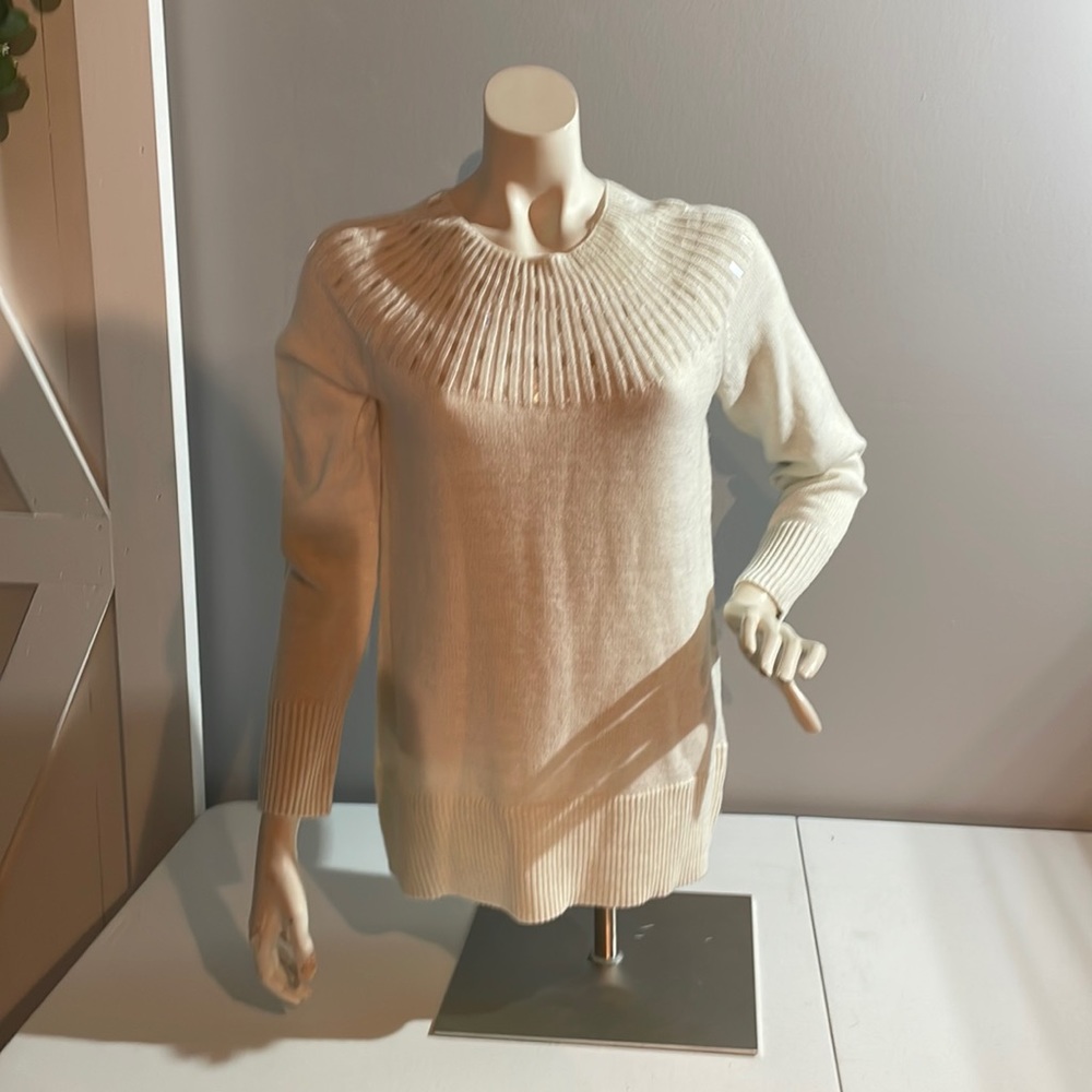 APT 9 Beautiful condition ladies sweater.  Beautiful holiday sweater